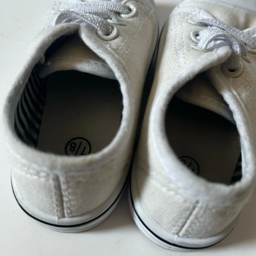 size 7/8 Kids White sneakers elastic pull on